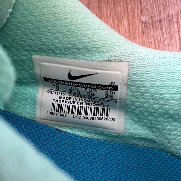 Nike women’s Flex Fury 2 shoes. Size 8. Bright turquoise color - Picture 6 of 6